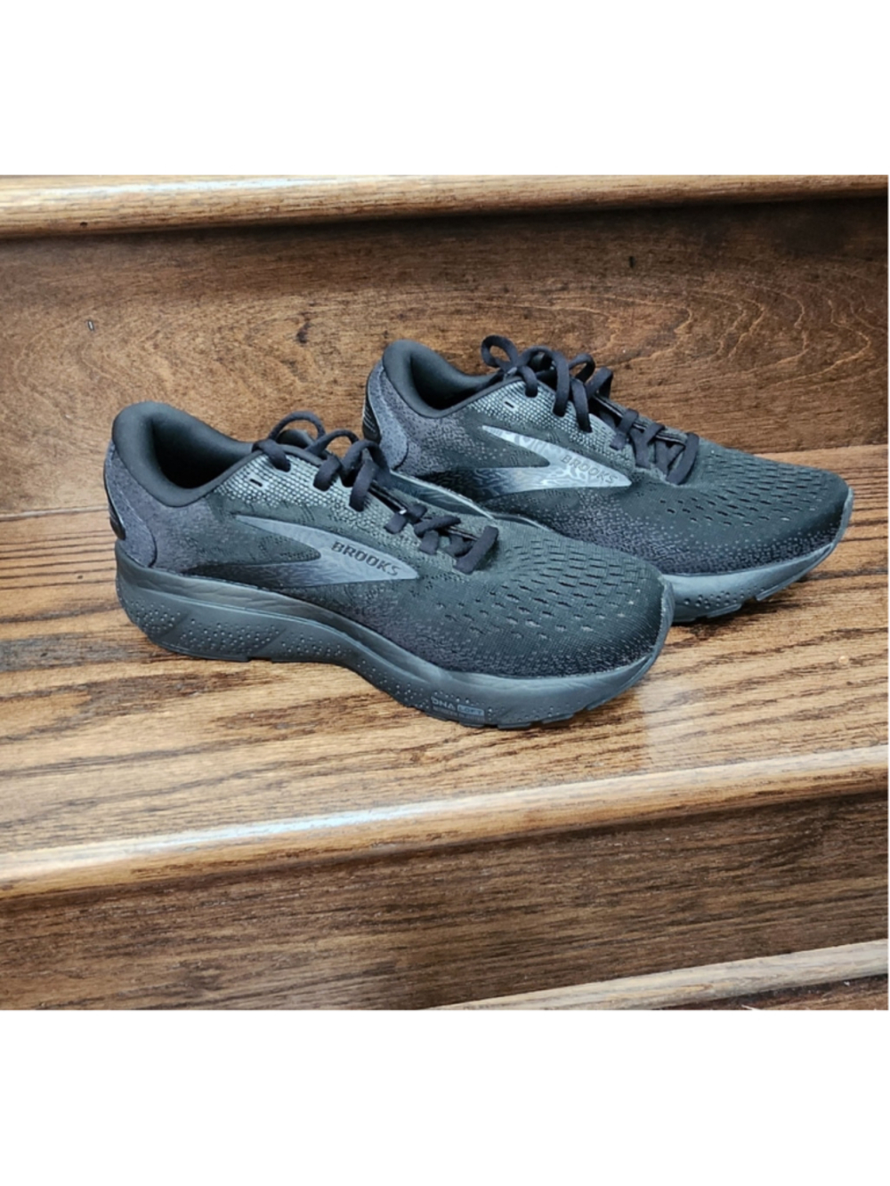 Brooks Triple Black Running Shoes Black size 8 Wide